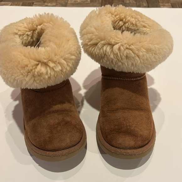 UGG Bailey Button Brown Short Sheepskin Boots - Picture 2 of 15